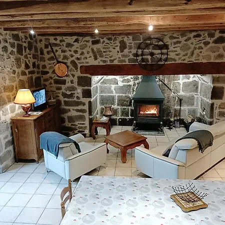 別荘 Maison De Caractere Au Pied Du Puy Chavaroche Avec Terrasse, Jardin Et Cheminee - Fr-1-742-237